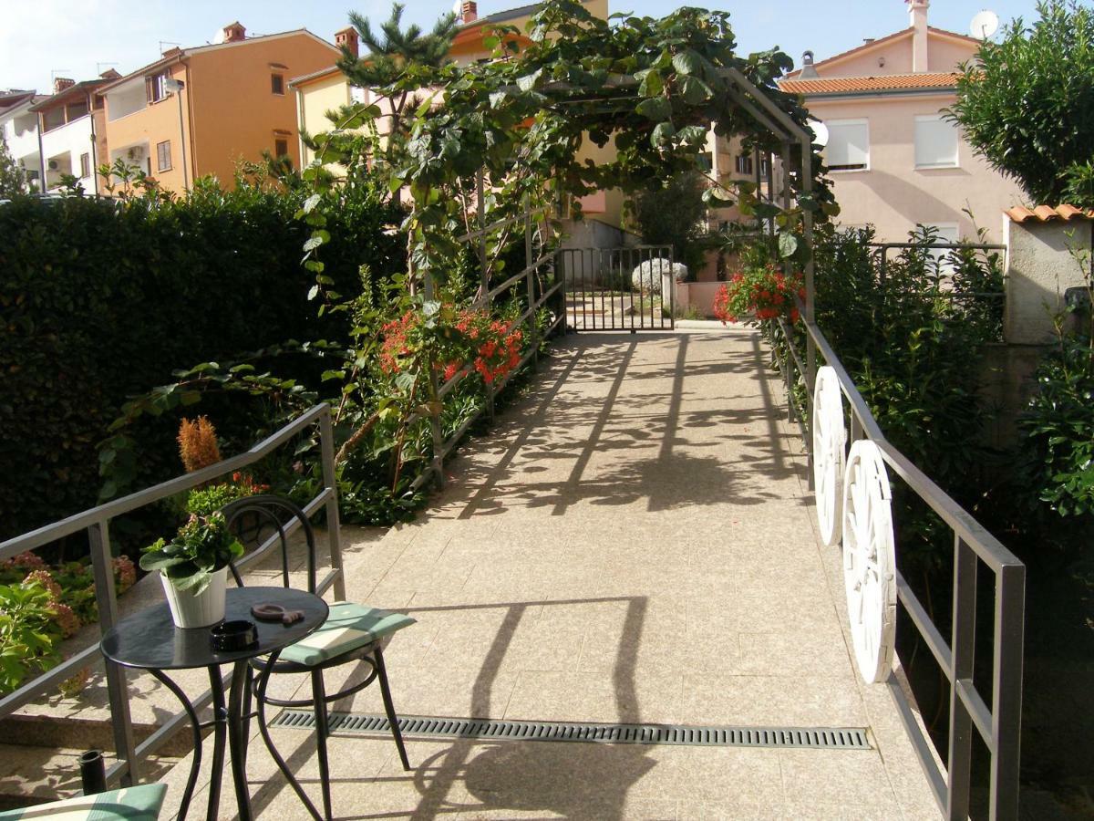 Apartments Mirjana Pula Luaran gambar
