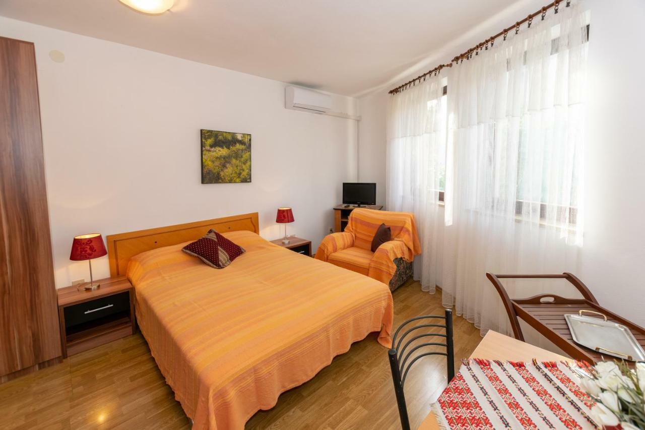 Apartments Mirjana Pula Luaran gambar