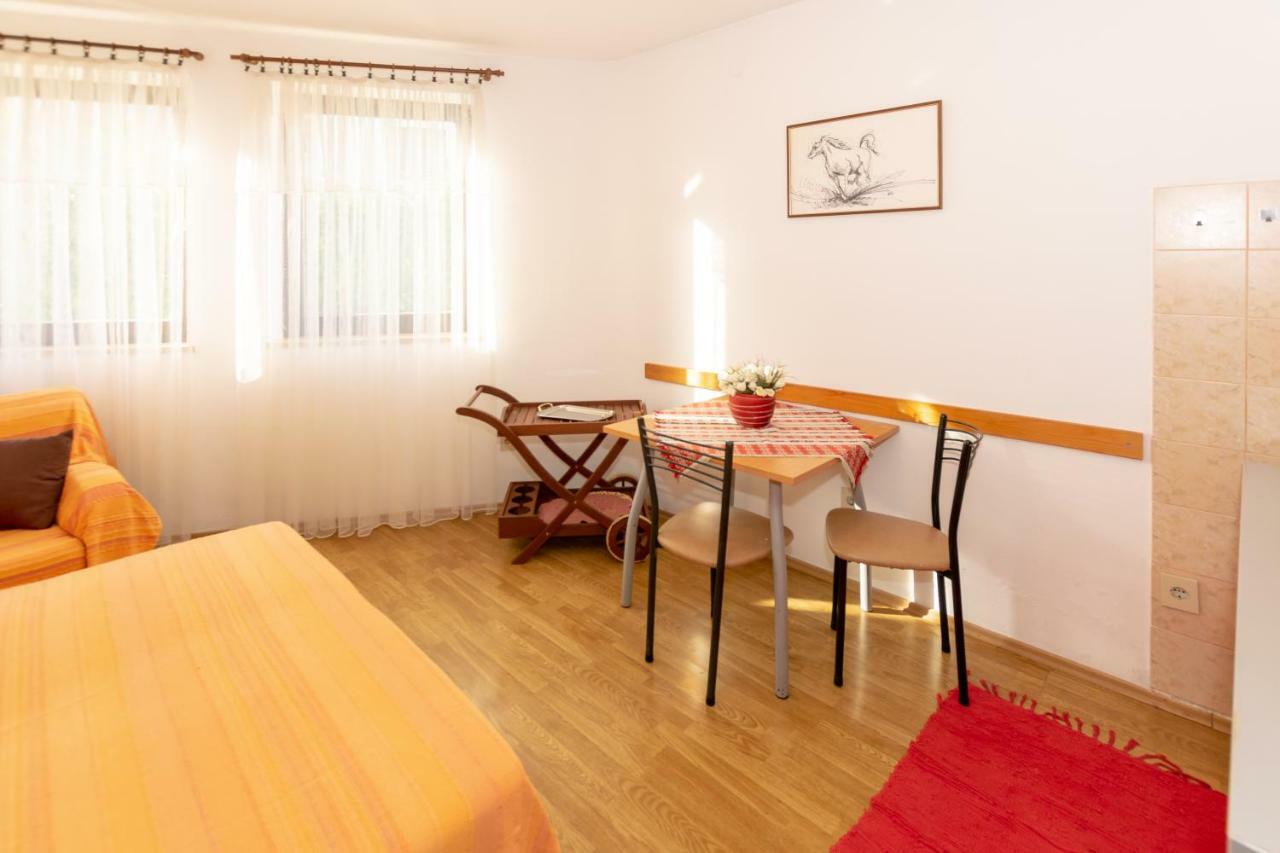 Apartments Mirjana Pula Luaran gambar