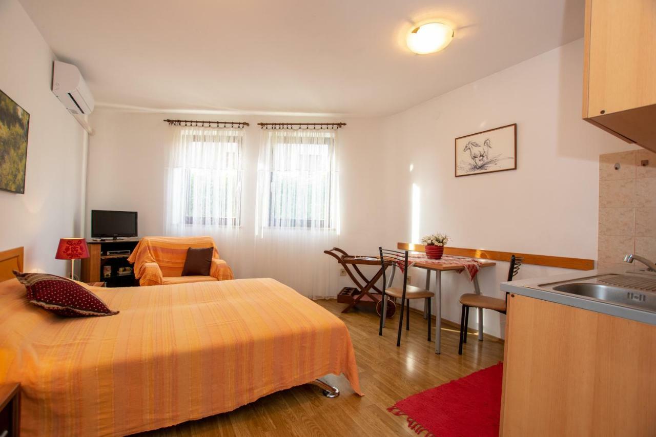 Apartments Mirjana Pula Luaran gambar