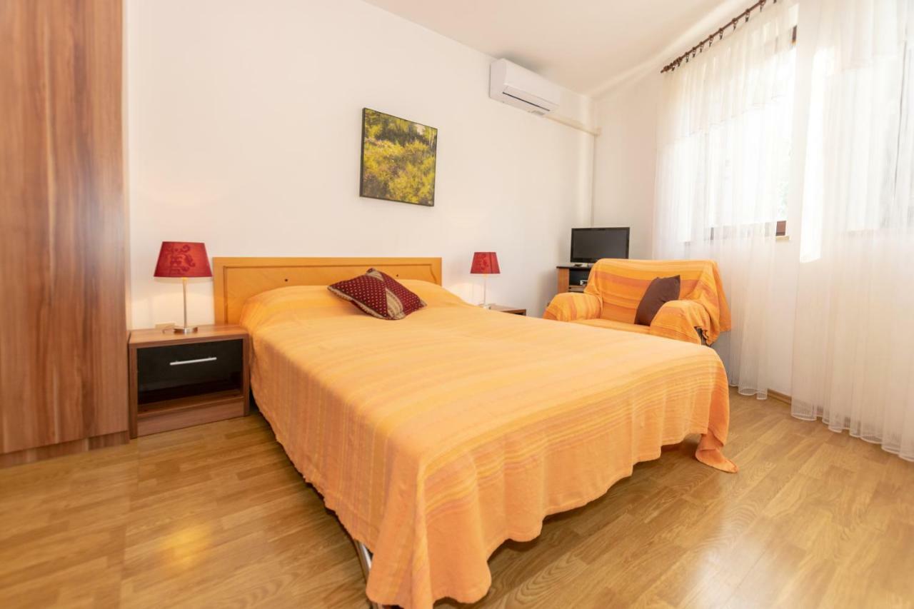 Apartments Mirjana Pula Luaran gambar
